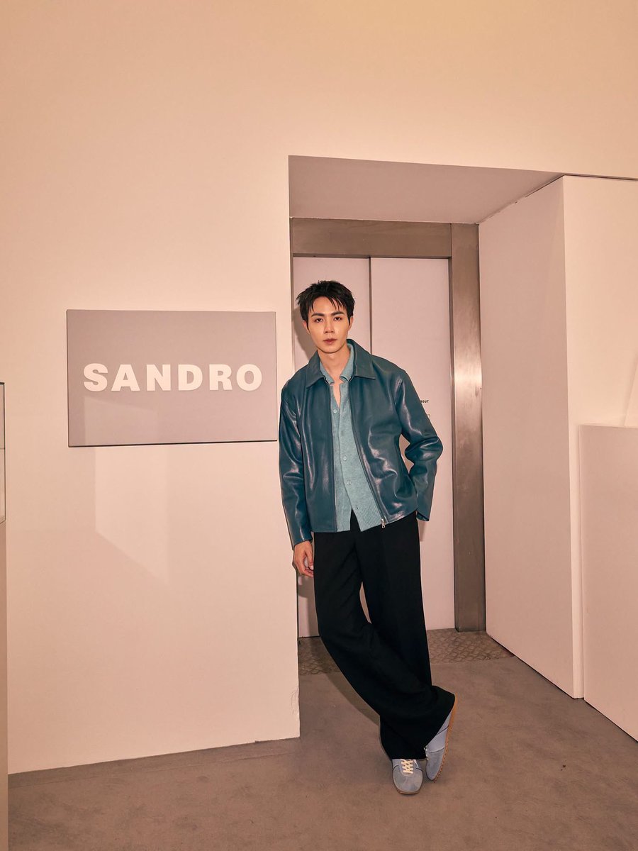 thaifashiond's tweet photo. #UPDATE:  พาส่องลุคของ ‘ซี-พฤกษ์’ @zee_pruk ขณะเข้าร่วมชมพรีเซนเทชั่นแบรนด์ SANDRO ณ Paris Fashion Week

#SANDROxZEEPRUK
#Sandro #SandroParis
#ZeePruk https://t.co/6ZdEeKDiCc