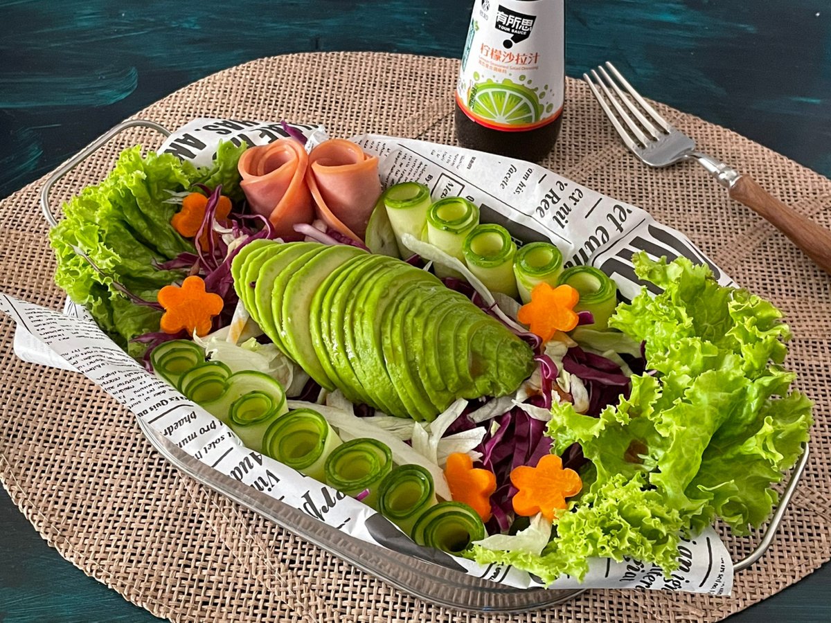 Actonmbv's tweet photo. Nuestro almuerzo de hoy: ensalada fresca con aguacate, queso feta y un toque de limón. Sano, rápido y delicioso https://t.co/4QXtzqufFI