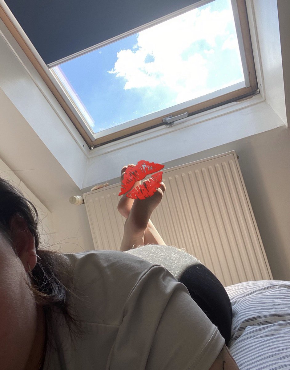 caattwomenn's tweet photo. P’tit virement comme ça me ferais vraiment plaisir ! 

#findom #soumis #feet #capricieuse 
#moneyslave #moneymiss #feetfetish https://t.co/G16xdktbhi