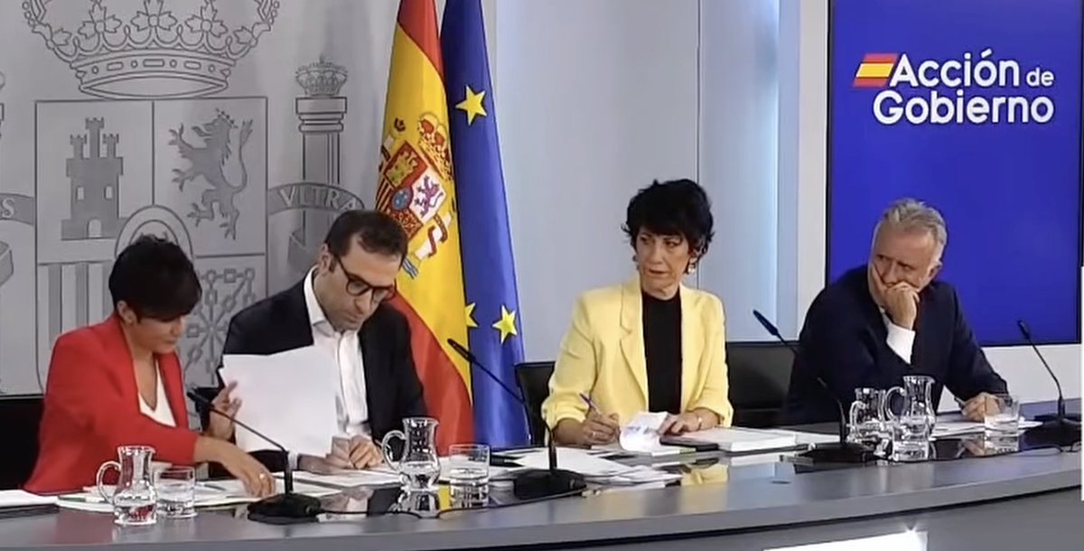 ciudadanoalt's tweet photo. La Ministra de de vivienda rebuscando entre los papeles porque no tiene ni zorra de lo que está presentando. Carlos cuerpo sin levantar la mirada pensando en la vergüenza que estará pasando su familia.
Elma Saiz mirando a Isabel sintiendo entre pena y asco.
Ángel Víctor con el pañal puesto recordando aquellos buenos tiempos con Koldo en Canarias.

Vaya cuadro.