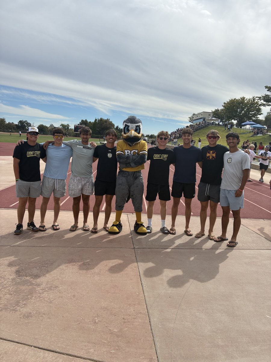 ButteBaseball's tweet photo. The guys had a great time volunteering at the local car show. Also showing support to our football team during homecoming weekend! #meepmeep #thiscouldyoube #volunteerwarriors #givingback https://t.co/97eBT2wP3E