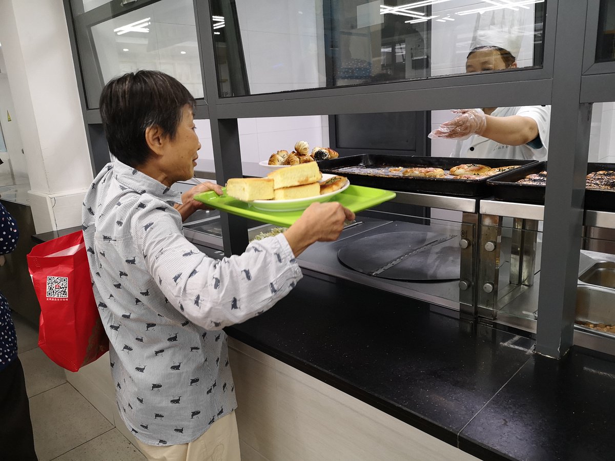 DonitaHairwx7k's tweet photo. Hoy ayudé a un vecino mayor a llevar sus compras hasta su casa, me regaló un dulce típico de su pueblo  #PequeosActosDeAmor， https://t.co/atSYkmaeB6