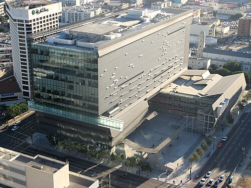 oqm4's tweet photo. It was a real SoCal architecture movement celebrating "rough, unfinished, or discarded industrial materials rather than masking them behind pristine drywall or panels."

Famous examples include the Caltrans District 7 HQ and Kirin Plaza Osaka.

https://t.co/Qm3zBrl8PO

My man knows his stuff.