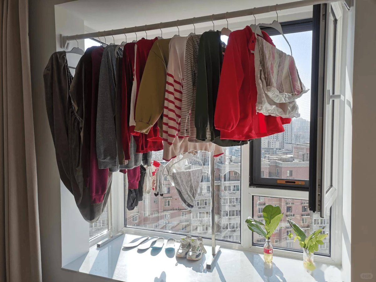 DreamaRingqv0v's tweet photo. [Terminé de doblar la ropa, y el sol entrando por la ventana ilumina la pila ordenada. Pequea victoria del día.]， https://t.co/MmFEwmZARr