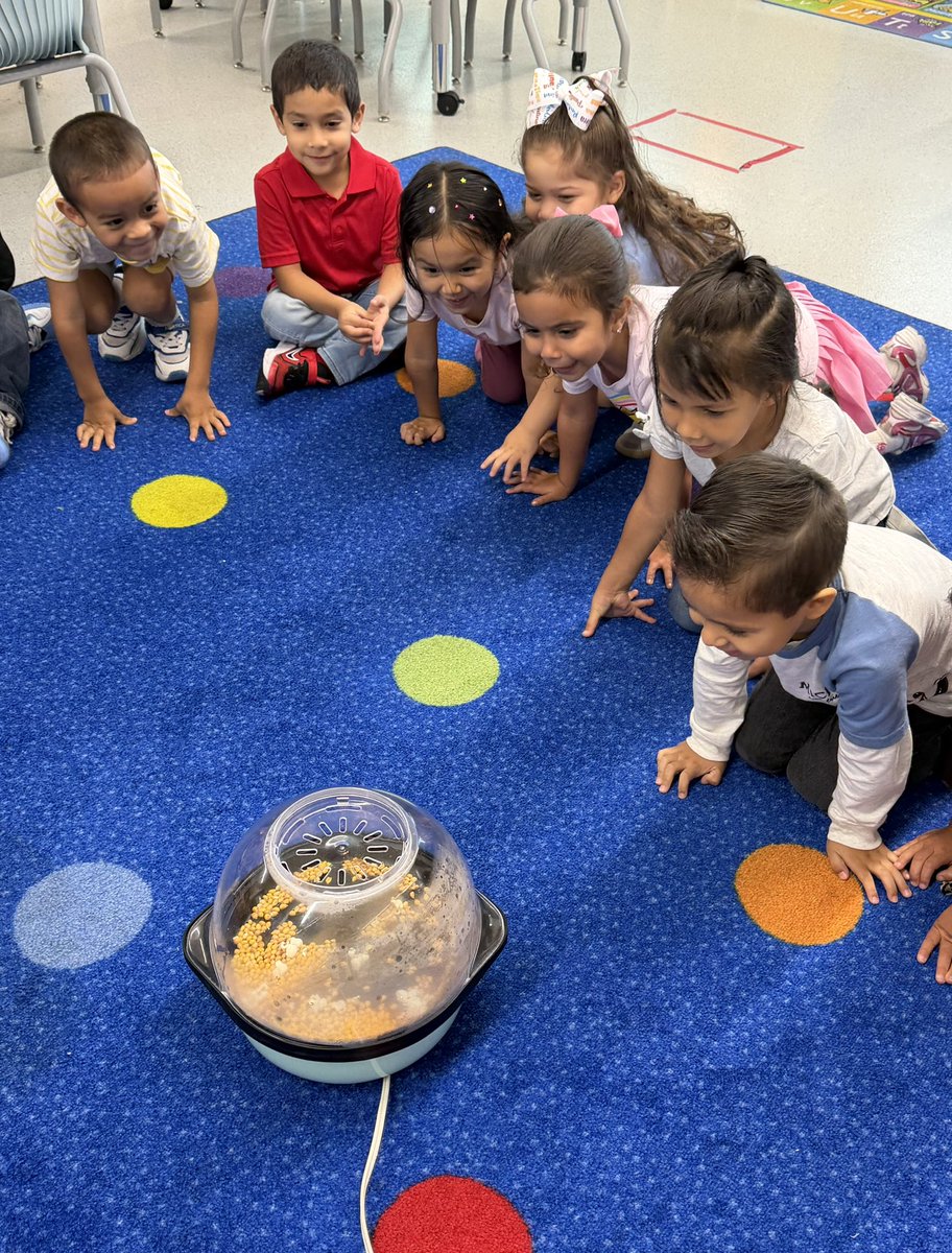 Dschnaibli's tweet photo. 🌽 🌽 Exploring our five senses while making a delicious snack! 👀👂👃✋👅✨ @HumbleISD_LLE @HumbleISD_ECC @HumbleISD https://t.co/lppeVlwmKM