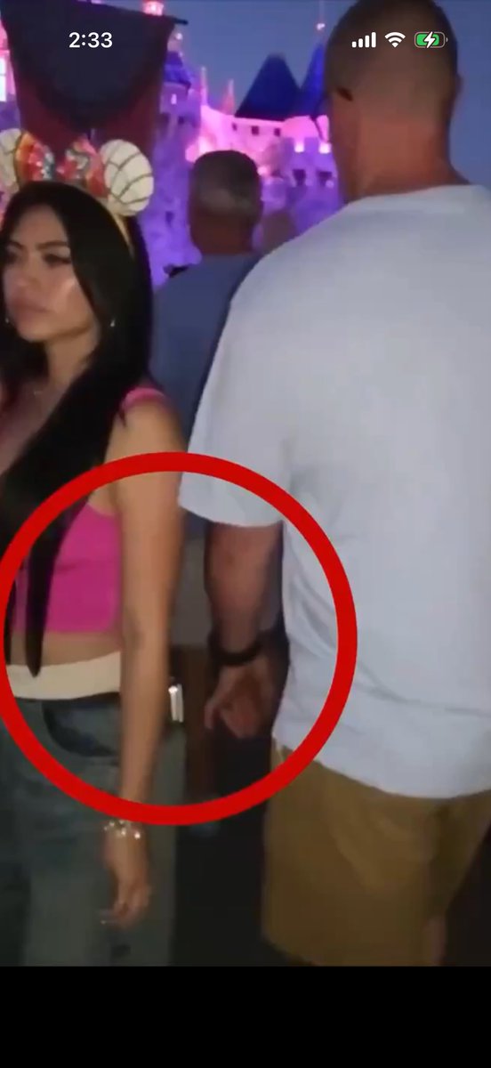 vgrgvvh's tweet photo. @Goobernegra @risacat @DesireeAmerica4 Get yours checked watch in the beginning his pinky touched her it’s out of frame but no normal man has his pinky like this walking https://t.co/Cirf5M70Iw