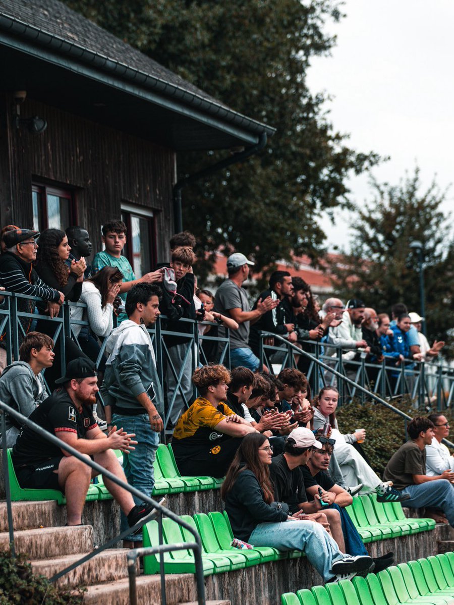 FCHBR1's tweet photo. Un grand merci aux supporters qui sont présents chaque WE depuis ce début de saison 🖤💙

On compte sur vous pour pousser nos équipes tout au long de l’année et aller chercher les résultats attendus ! https://t.co/lh3HJjP76L