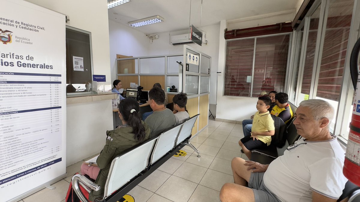 RCivil_Zona7's tweet photo. #Loja | Los ciudadanos se acercan a nuestra agencia de @RegistroCivilec de Macará📍para obtener sus documentos:
👉🏽Cédulas
👉🏽Certificados

✔️Recuerda que en nuestras agencias los servicios de cédulas y pasaportes se realizan sin agendamiento de turno y pagos directos en ventanilla https://t.co/maVGMhEwpM