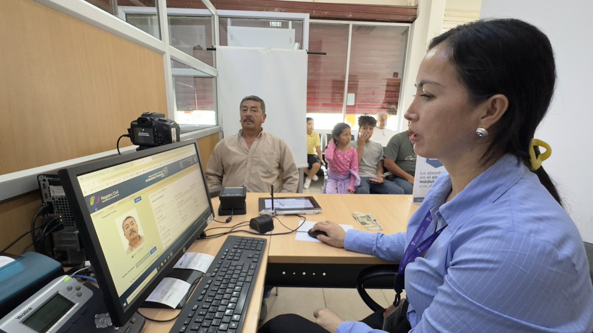 RCivil_Zona7's tweet photo. #Loja | Los ciudadanos se acercan a nuestra agencia de @RegistroCivilec de Macará📍para obtener sus documentos:
👉🏽Cédulas
👉🏽Certificados

✔️Recuerda que en nuestras agencias los servicios de cédulas y pasaportes se realizan sin agendamiento de turno y pagos directos en ventanilla https://t.co/maVGMhEwpM