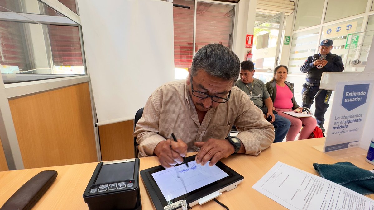 RCivil_Zona7's tweet photo. #Loja | Los ciudadanos se acercan a nuestra agencia de @RegistroCivilec de Macará📍para obtener sus documentos:
👉🏽Cédulas
👉🏽Certificados

✔️Recuerda que en nuestras agencias los servicios de cédulas y pasaportes se realizan sin agendamiento de turno y pagos directos en ventanilla https://t.co/maVGMhEwpM