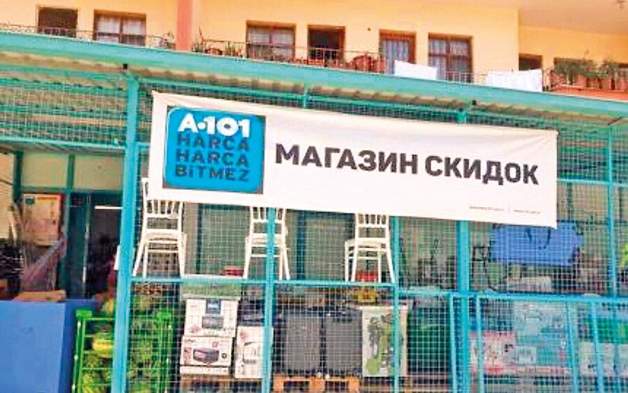 AlangovaAltay's tweet photo. Antalya Rus işgali altında adamlar savaşmadan sıcak denizlere indi. 
Deli Petro mezarda keyif sigarası içiyor. https://t.co/3HiVAYQAD3
