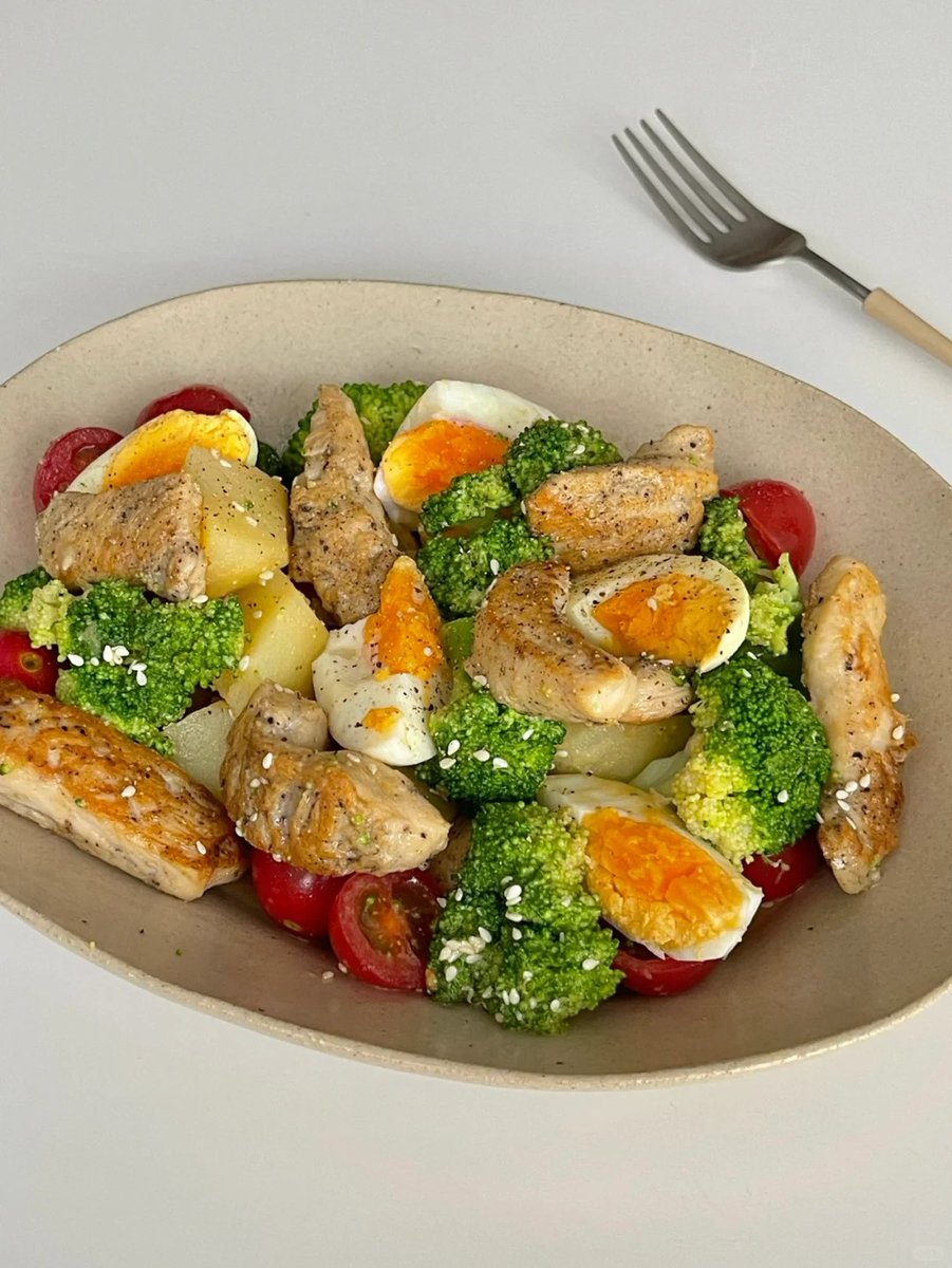 Lashandrawkuge's tweet photo. Para un almuerzo de adelgazamiento ligero y nutritivo: pechuga de pollo a la parrilla con ensalada de espinacas, tomates cherry y aguacate. Delicioso y bajo en calorías! https://t.co/K4a3k1zyo9