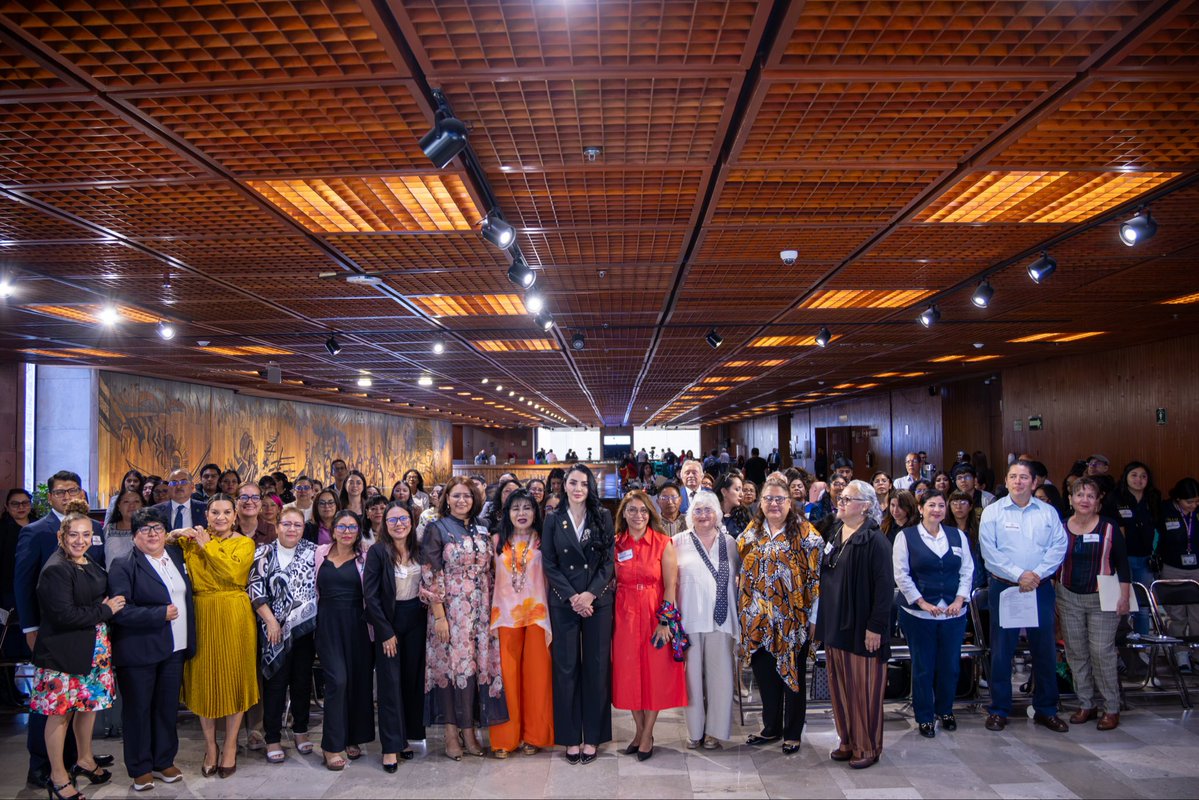 mariselazuiga1's tweet photo. ¡ Iniciamos!

Esta mañana dimos inicio al primer Foro Nacional de Trabajo Social en Escuelas en la @Mx_Diputados , con el acompañamiento de la @ENTSUNAMOficial , de mi amiga y vicecoordinadora @GabyJimenezMX y de la presidenta de la Comisión de Educación @RosarioOrozco15 

Este foro será el inicio de una conversación nacional y que de esta conversación nazca un compromiso, poner en el centro del reconocimiento de la labor social a quienes diariamente buscan consolidar un país con justicia y bienestar social 

#Iztapalapa #orgullodelatransformación