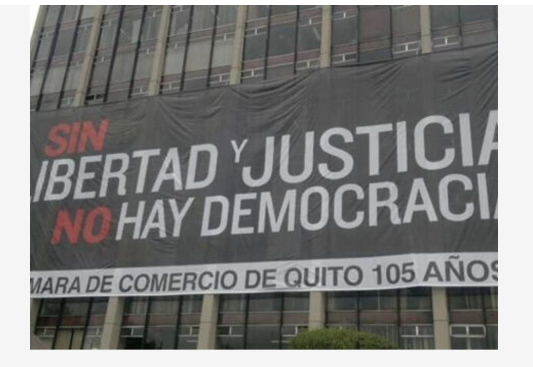 VicenzoGiordano's tweet photo. Qué cambiante es la definición del “rol de una Cámara” dependiendo de quién esté en Carondelet.

En 2012, con @MashiRafael en el poder, la @lacamaradequito colgó una enorme bandera de seis pisos en su edificio:

“Sin libertad y justicia, no hay democracia”.

Su presidente pedía públicamente al Gobierno garantizar el Estado de derecho, cuestionaba sus actuaciones y hasta reclamaba por el uso de bienes públicos.

Nadie parecía confundido sobre el rol de un gremio empresarial.

Hoy @PazJervis habla de miedo, del silencio frente a ataques a periodistas y de la necesidad de defender la democracia. Y la reacción de @mheller_ec no fue la de discutir esas preocupaciones, sino cuestionarla por hablar de la “valentía” de los empresarios.

Entonces defender la democracia frente a Correa era parte del deber gremial.

¿Ahora resulta que hablar de democracia es “hacer política”?

No cambió el rol de las cámaras.

Cambió el Gobierno.

Y, también la comodidad de algunos con el silencio.