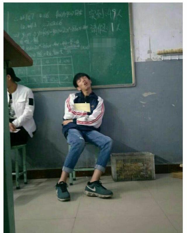 YuonneLuxt1aj's tweet photo. En la clase de espaol, mi compaero intentó usar "ser" en lugar de "estar" para decir "estoy cansado" y salió un chiste que nos hizo reír toda la hora. https://t.co/dNn0gJN9MD