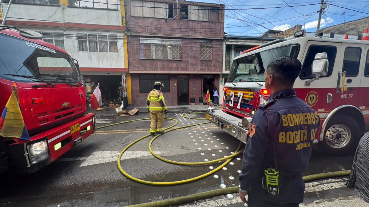 BomberosBogota's tweet photo. 🚨 #ALaHora | Controlamos un incendio estructural en una vivienda, ubicada en la Carrera 5 con Calle 50. No se reportan personas lesionadas. https://t.co/CPlCTvF0oU