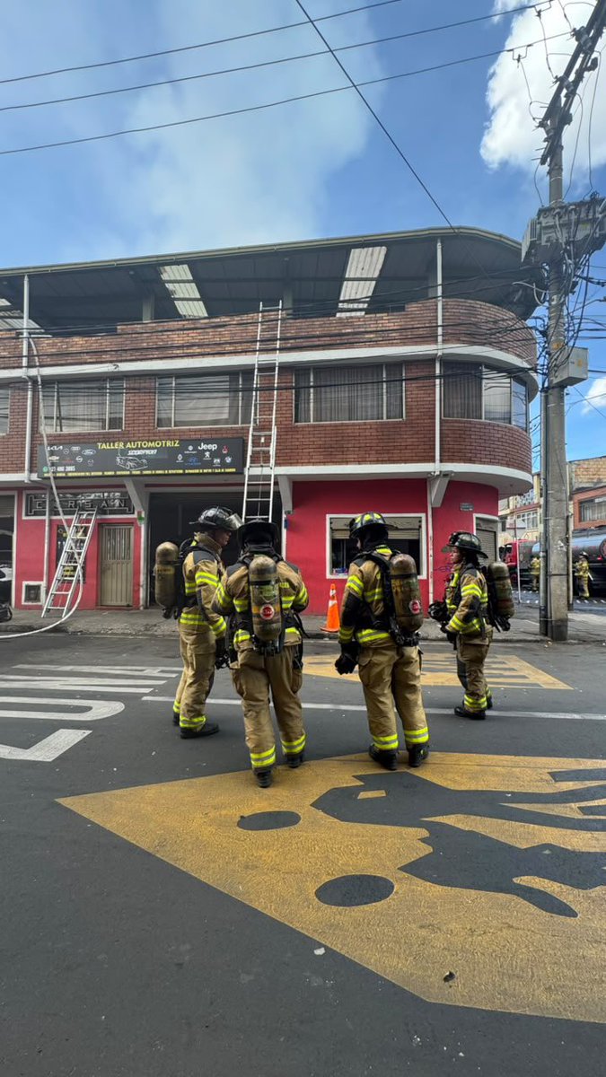 BomberosBogota's tweet photo. 🚨 #ALaHora | Controlamos un incendio estructural en una vivienda, ubicada en la Carrera 5 con Calle 50. No se reportan personas lesionadas. https://t.co/CPlCTvF0oU