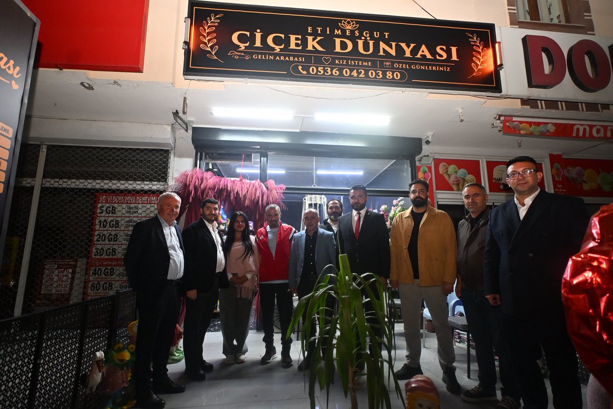ysankazan's tweet photo. Kamil Hocamızın ilçemize kazandırdığı Etimesgut Çiçek Dünyası’nı ziyaret ederek hayırlı ve bereketli işler diledik.

Nazik ev sahipliği için Kamil Hocamıza teşekkür ediyor, yeni işletmesinin Etimesgut’umuza ve kendisine hayırlı olmasını temenni ediyorum. 🌸 https://t.co/GlXSmh8AAD