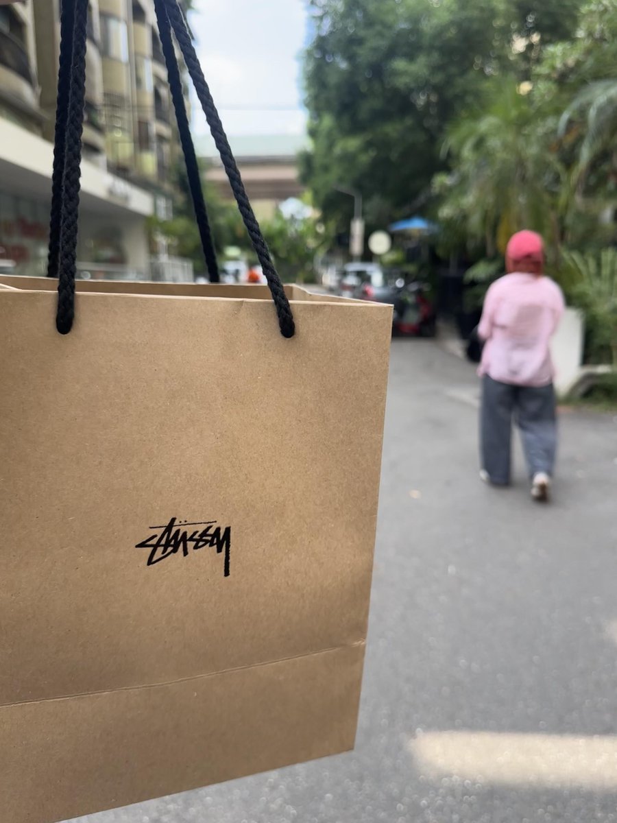BellaRoset's tweet photo. Walking around with my new Stüssy pickup. Loving the street style vibes today https://t.co/g0Ke0f9JIA