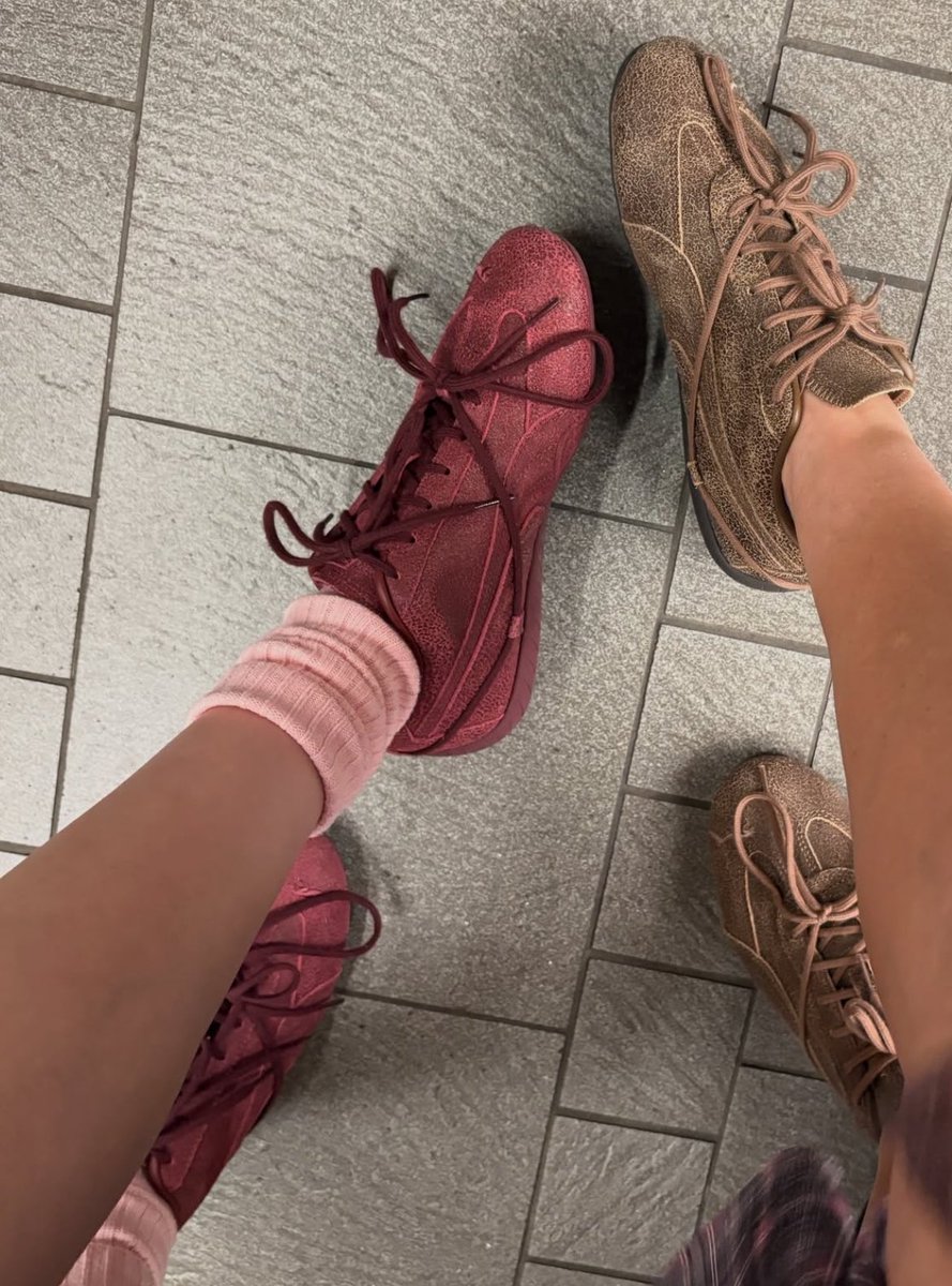 RosiebyRoseNYC's tweet photo. Shin Hyunji updates Instagram with the Rosé x Puma Speedcats, which go on sale on October 8.👟

#ROSÉ https://t.co/1zKNDcMOKF