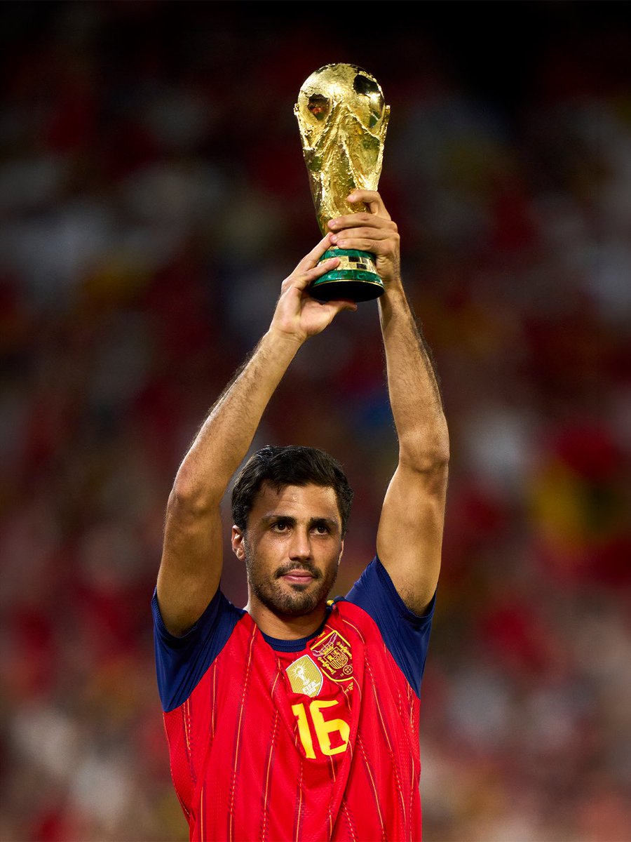 FIFAWorldCup's tweet photo. Back on home soil 🏆🇪🇸

#FIFAWorldCup https://t.co/SDDGxU7zBb