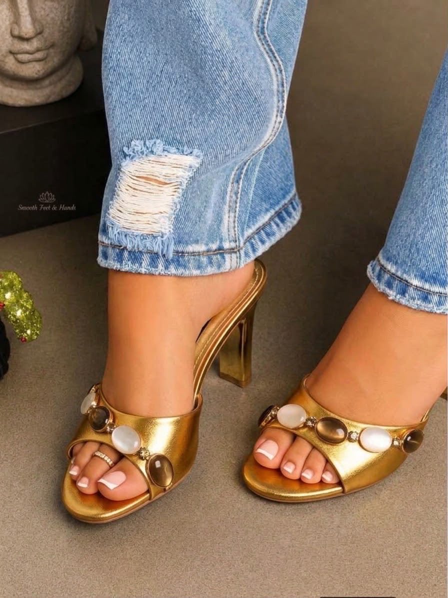 CHICOLLECTIONSs's tweet photo. Metallic Gold High-Heel Mules With An Eye-Catching Front Strap Adorned With Polished Brown And Pearlescent Cabochon Stones.

Size: 37 38 39 40 41 42

PRICE : N37,000*

BOXED https://t.co/hYOlsAr8zA