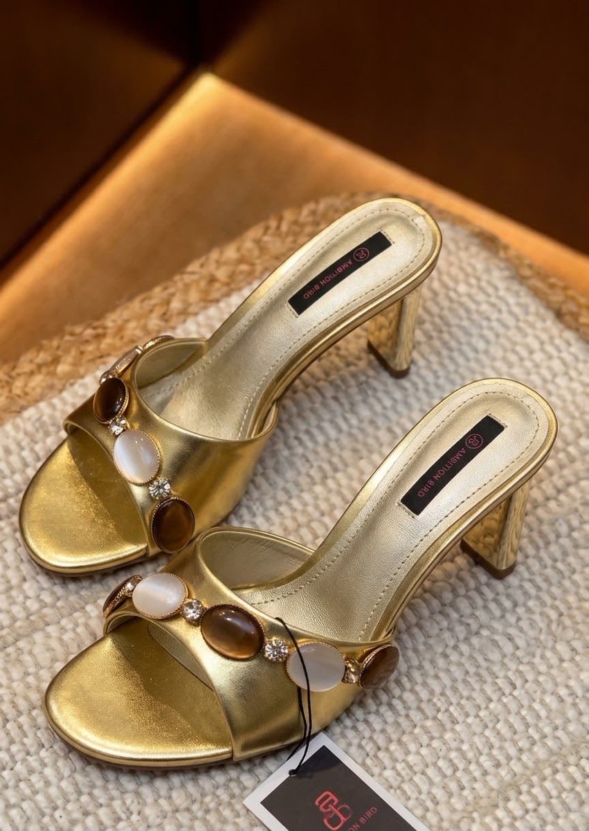 CHICOLLECTIONSs's tweet photo. Metallic Gold High-Heel Mules With An Eye-Catching Front Strap Adorned With Polished Brown And Pearlescent Cabochon Stones.

Size: 37 38 39 40 41 42

PRICE : N37,000*

BOXED https://t.co/hYOlsAr8zA