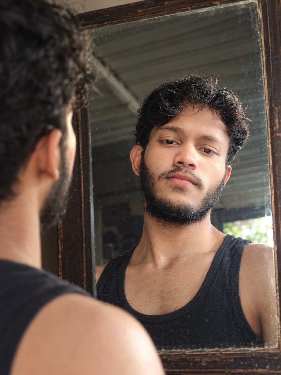 Akszuck's tweet photo. They say look in the mirror if you're looking for competition #MirrorSelfie #MeMyselfAndI https://t.co/rg5J3uqOpf