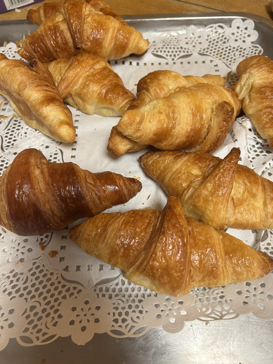 CoraRuizA's tweet photo. Hacer ya 9 habitaciones completas 💪 sudando, saltando y ejercitando 😂 la caminata por el bosque, la tranquilidad del lago y los croissants 🥐 https://t.co/iNFfp5bL0H