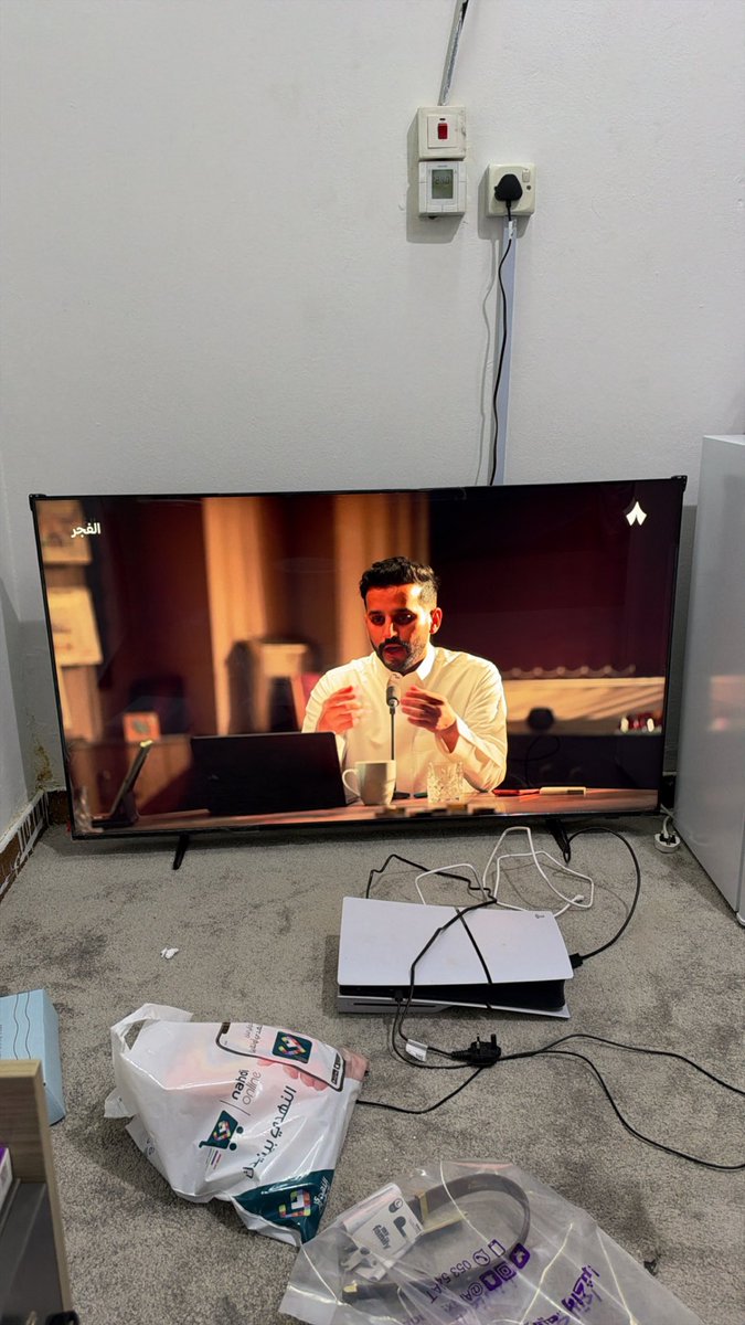 AloneInMyDream9's tweet photo. اليوم شريت لسكوبي طوق مع ان الدوام موفرين له ولكن لان راسه صغير ونحييف ههههههه م يجي عليه ف شريت له يستاهل ، والتلفزيون تو شاريه وبشتري طاوله ومن ثم بفصل جلسه ، ف ستيب باي ستيب نضبط الامور ، وباقي الثلاجه خربان بيجون اكسترا وياخذونها ويجيبون وحده ثانيه وبس والله والان نداوم https://t.co/HEwR6Rpqfc