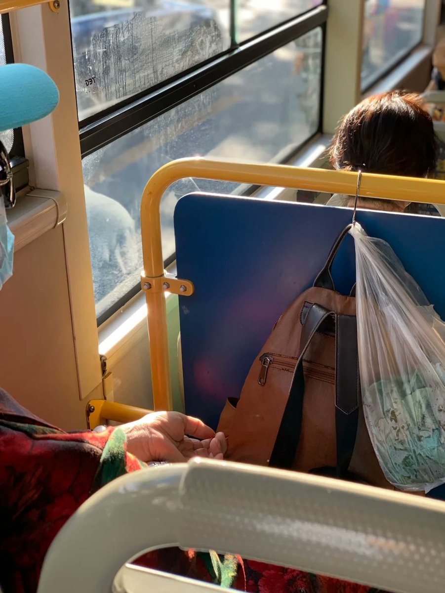 DannetteEskins's tweet photo. Un desconocido me ayudó a cargar mis bolsas en el bus, cuando yo estaba tan cansada que apenas podía moverme. La humanidad todavía existe https://t.co/sbtgfHSndH