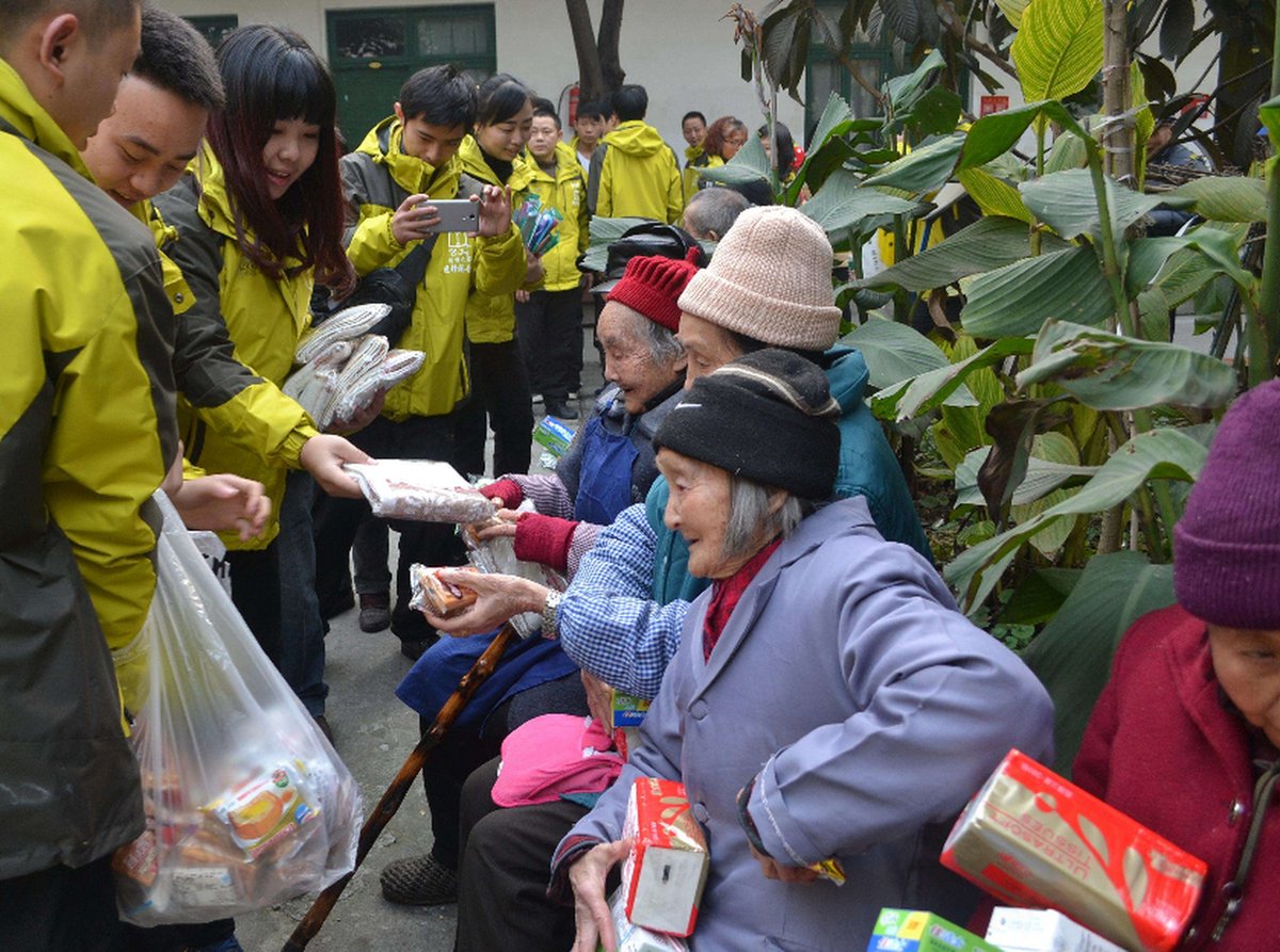 RicardaElirj's tweet photo. Hoy ayudamos a 30 familias necesitadas con alimentos y libros en el parque central. Cada gesto pequeo suma mucho para mejorar su día. ， https://t.co/iMpci2l8Fb