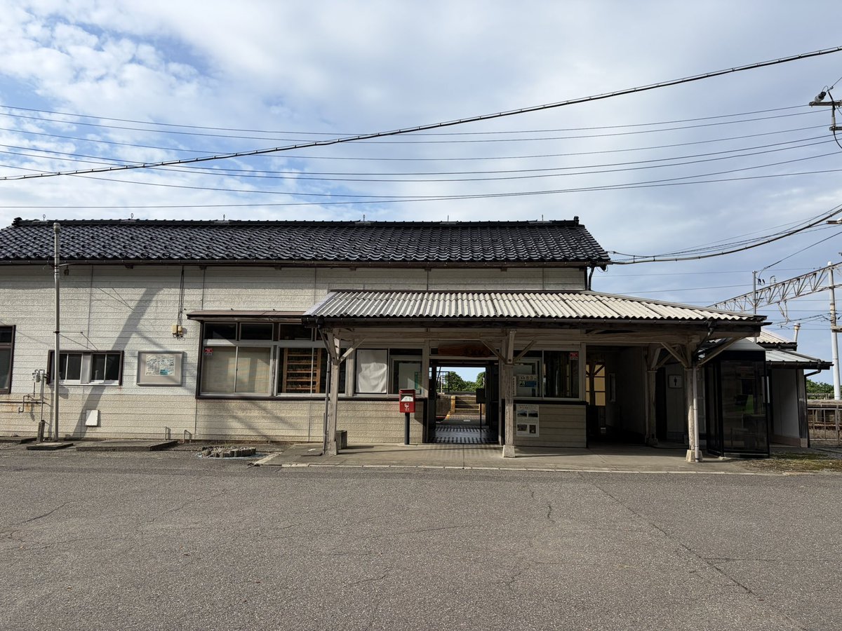 urabe_vel's tweet photo. えちごトキめき鉄道 市振駅
巡行快速ホリデーライナー運行日の列車到着直前〜発車までの時間帯に発売
硬券入場券、補充券（常備券）
快速の一本前の列車で降りたところ誰もいなかったが、列車到着の10分ほど前に販売を担当されている方がいらっしゃって、各種展示の準備ときっぷの発売をされている https://t.co/pyaRY7oaiB