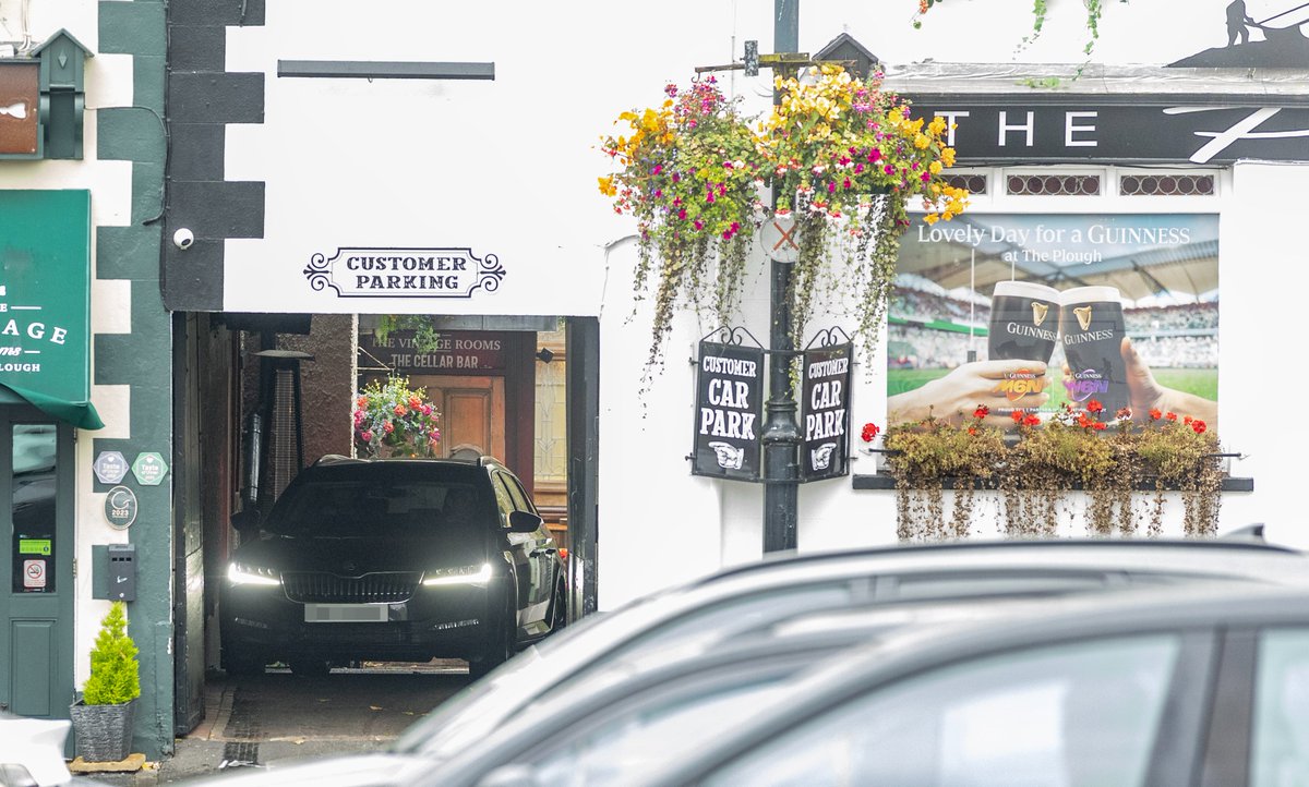 Kscott_94's tweet photo. Photo 1 - The PSNI car struggling to squeeze back out of the bar car park

Photo 2 - The PSNI car with two CPO's driving out of the bar

Photo 3 - Jamie then emerging from the bar just 2-3 mins later https://t.co/PjEp1Lu1pC