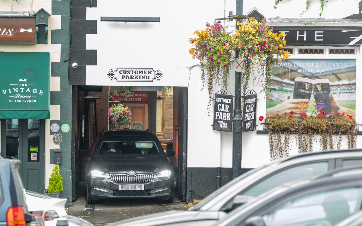 Kscott_94's tweet photo. Photo 1 - The PSNI car struggling to squeeze back out of the bar car park

Photo 2 - The PSNI car with two CPO's driving out of the bar

Photo 3 - Jamie then emerging from the bar just 2-3 mins later https://t.co/PjEp1Lu1pC