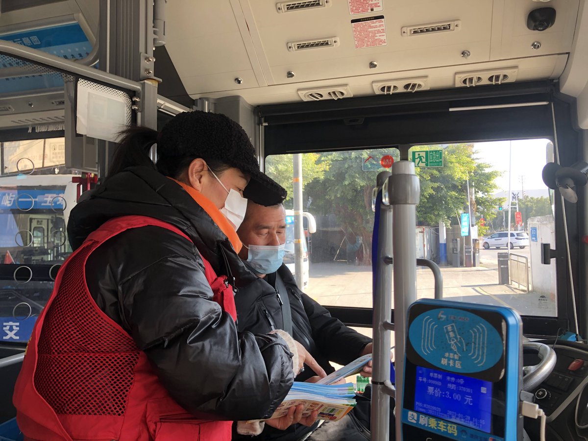 Brandeewoa1k's tweet photo. Hoy me quedé sin monedas para tomar el autobús, un seor desconocido me dio las suyas. La bondad no tiene precio! （今天我没硬币坐公交，一位陌生先生给了我他的硬币。善意无价！）， https://t.co/QesTPdM8cT