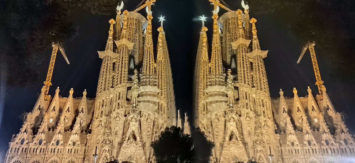 MarivelBusoj's tweet photo. Este rincón pequeo de Barcelona me robó el corazón: café con leche espumoso, vistas a la Sagrada Familia y una brisa perfecta. Cada momento aquí es un regalo. https://t.co/Q2IXw7dMM0