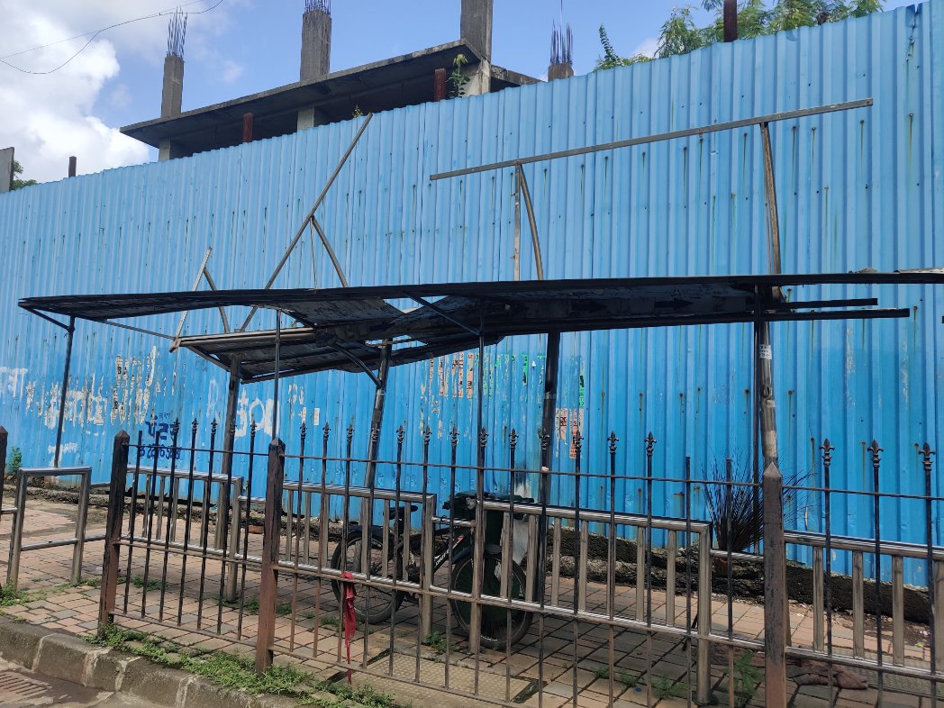sujanshettyk's tweet photo. Beside Mira road station, next to share auto stand. This place is completely broken since so many months. Please fix this, it provides shelter for passengers during high Sun and Heavy rains.

@My_MBMC @GemsOfMBMC @MiraBhayanderKr @WesternRly @RailwaySeva https://t.co/DdgNYrhadZ