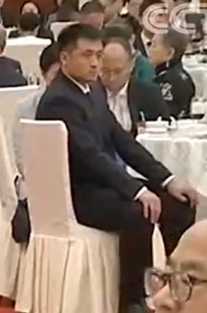 QuanLujun's tweet photo. 一桌一个警卫严加看守，随时跳起来以两个维护的名义重拳出击。

别说反抗了，谁敢说半个不字？这就是习近平新时代全过程民主，刺激！ https://t.co/Md6RHTuBPt