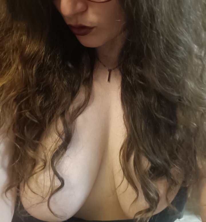 chloegoth_'s tweet photo. If I asked you to take me from behind in the morning, would you do it?? https://t.co/t0yaokYjce