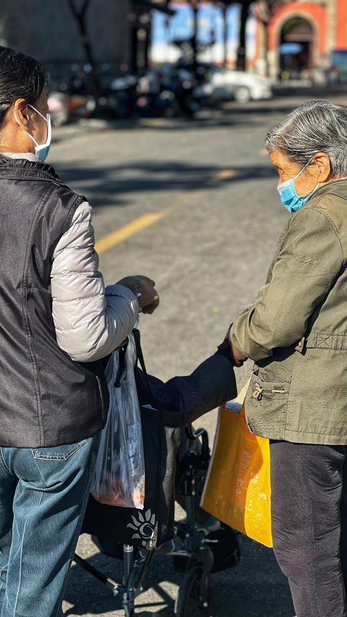 CAMILAPANN1st's tweet photo. Justo ayudé a una abuelita a llevar sus bolsas hasta su casa! Ver su sonrisa me hizo el día ， https://t.co/ZCFyHgYuPo