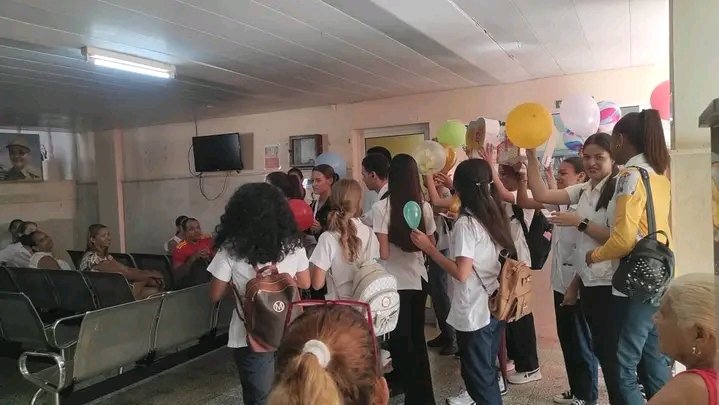 MonteElia78019's tweet photo. Con entusiasmo y compromiso, nuestros pinos nuevos muestran la fuerza de su savia.
💙 ¡Felicidades a los futuros estomatólogos y a quienes honran esta hermosa profesión!
#CubaPorLaVida
#DPSGranma 
#SonrisasQueCuidan https://t.co/rvO8Ihy2db
