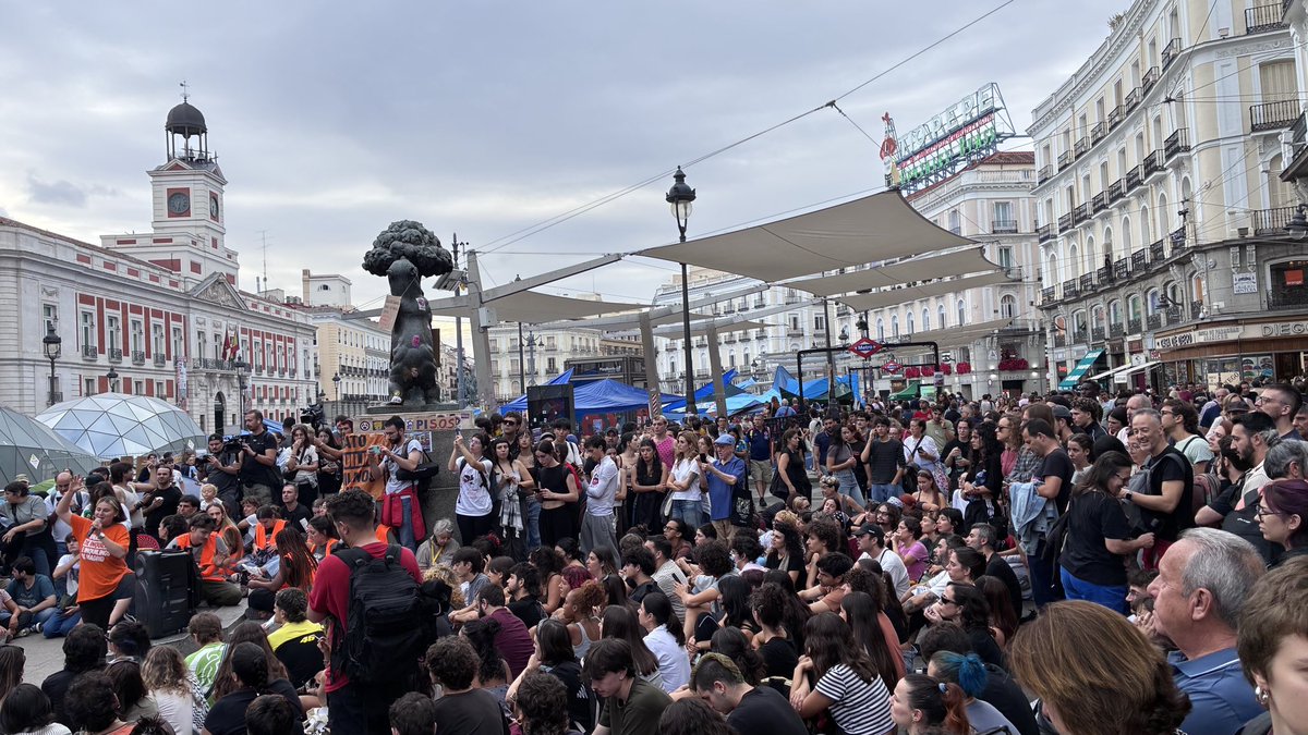 ADuero's tweet photo. Si veinte años no es nada, dos es un suspiro. En materia de vivienda hacen falta medidas estructurales, contundentes y permanentes, no temporales para justificar que se hace algo.
#NoNosVamos
#NosQuedamos
#HuelgaGeneral https://t.co/AzAsaauniI