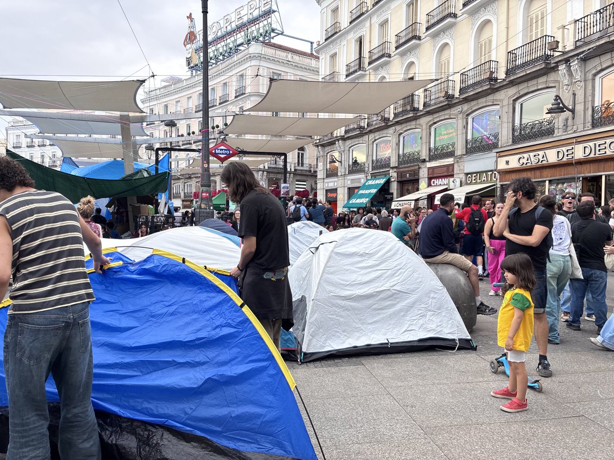 ADuero's tweet photo. Si veinte años no es nada, dos es un suspiro. En materia de vivienda hacen falta medidas estructurales, contundentes y permanentes, no temporales para justificar que se hace algo.
#NoNosVamos
#NosQuedamos
#HuelgaGeneral https://t.co/AzAsaauniI