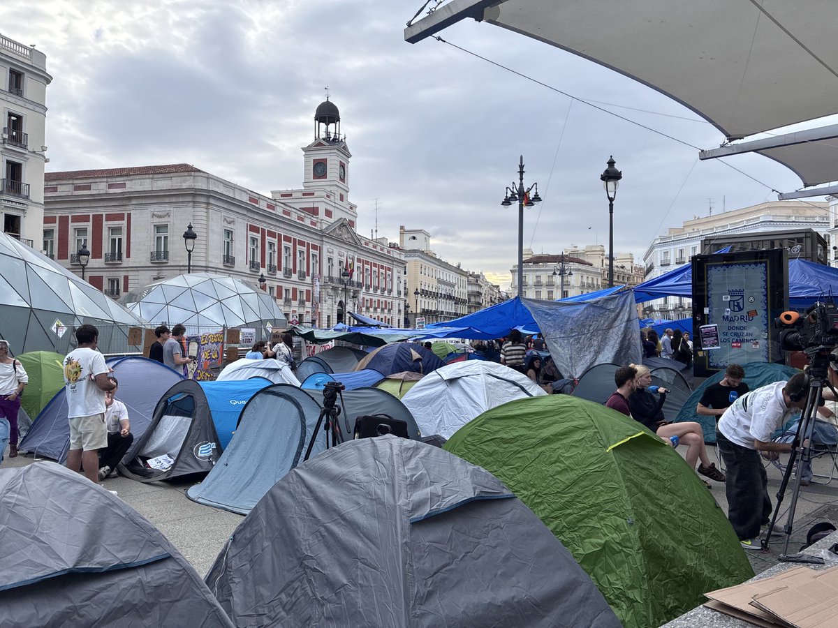 ADuero's tweet photo. Si veinte años no es nada, dos es un suspiro. En materia de vivienda hacen falta medidas estructurales, contundentes y permanentes, no temporales para justificar que se hace algo.
#NoNosVamos
#NosQuedamos
#HuelgaGeneral https://t.co/AzAsaauniI