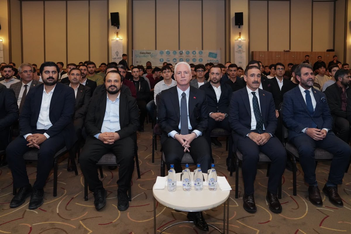 beytullahcicen_'s tweet photo. Çağın sorunlarına fikir üretecek bir gençlik için çalışıyoruz! 🙋🏻‍♂️

Aziz İstanbul’umuz için gece gündüz çalışan, gençlerimizin her daim yanında olan İstanbul Valimiz Sayın @gul_davut’un katılımlarıyla Üniversite ve Yurtlar Dönem Açılış Programımızı gerçekleştirdik.

Gençliğe verdiği kıymet ve üniversiteli kardeşlerimizle gerçekleştirdiği samimi sohbetleri için Sayın Valimize gönülden teşekkür ediyorum.

Yeni dönemin tüm üniversiteli kardeşlerimize hayırlı olmasını diliyorum. ✨