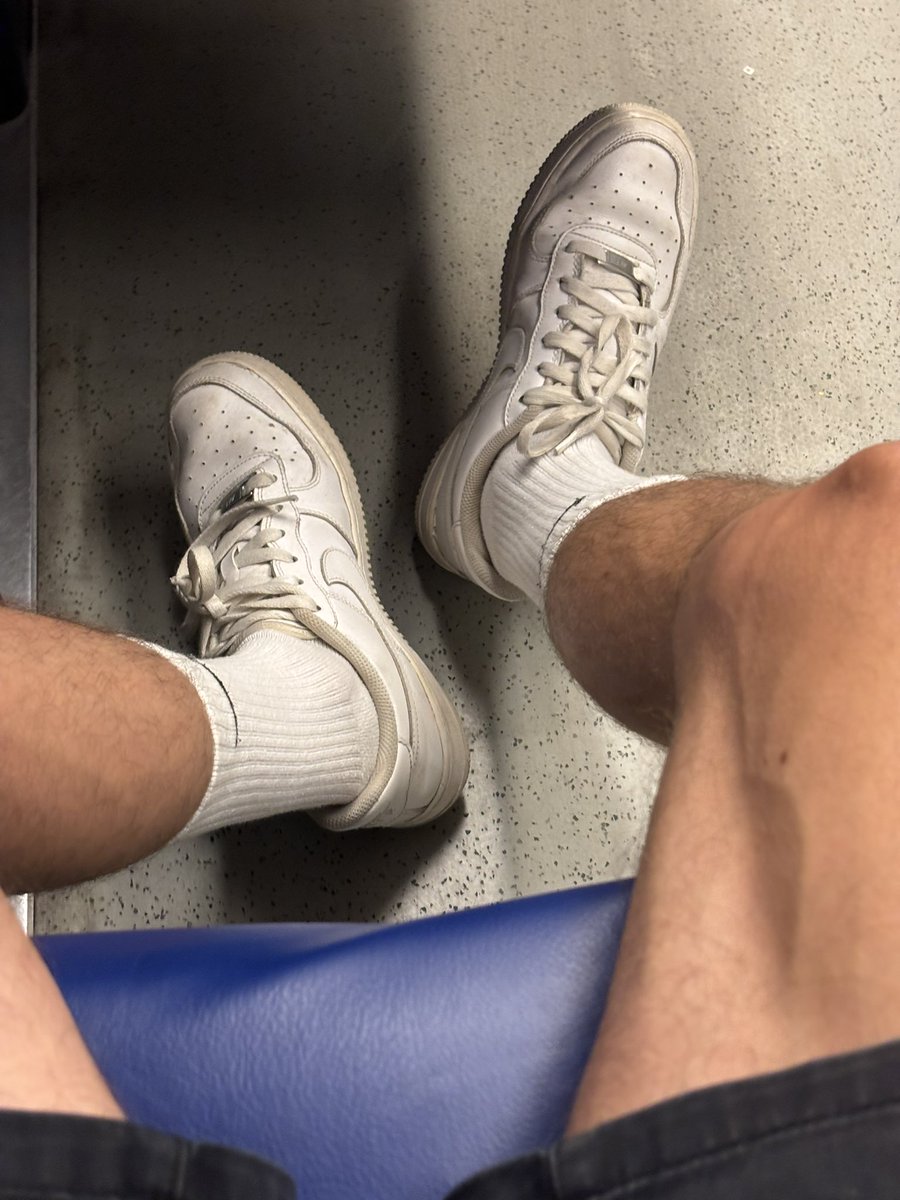 David_FeetDom's tweet photo. Toglimi le scarpe e vieni a intossicarti 😵‍💫

#findom #master #cashmaster #slave #moneyslave #drain @slave_here @MasterPromoAcc @master_italiani @HouseofMo_world https://t.co/7pbgWGFB3M