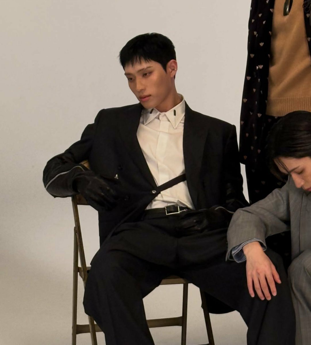 villageyoon's tweet photo. close all ikeas we found THE chair https://t.co/w7i7Slq9Uc