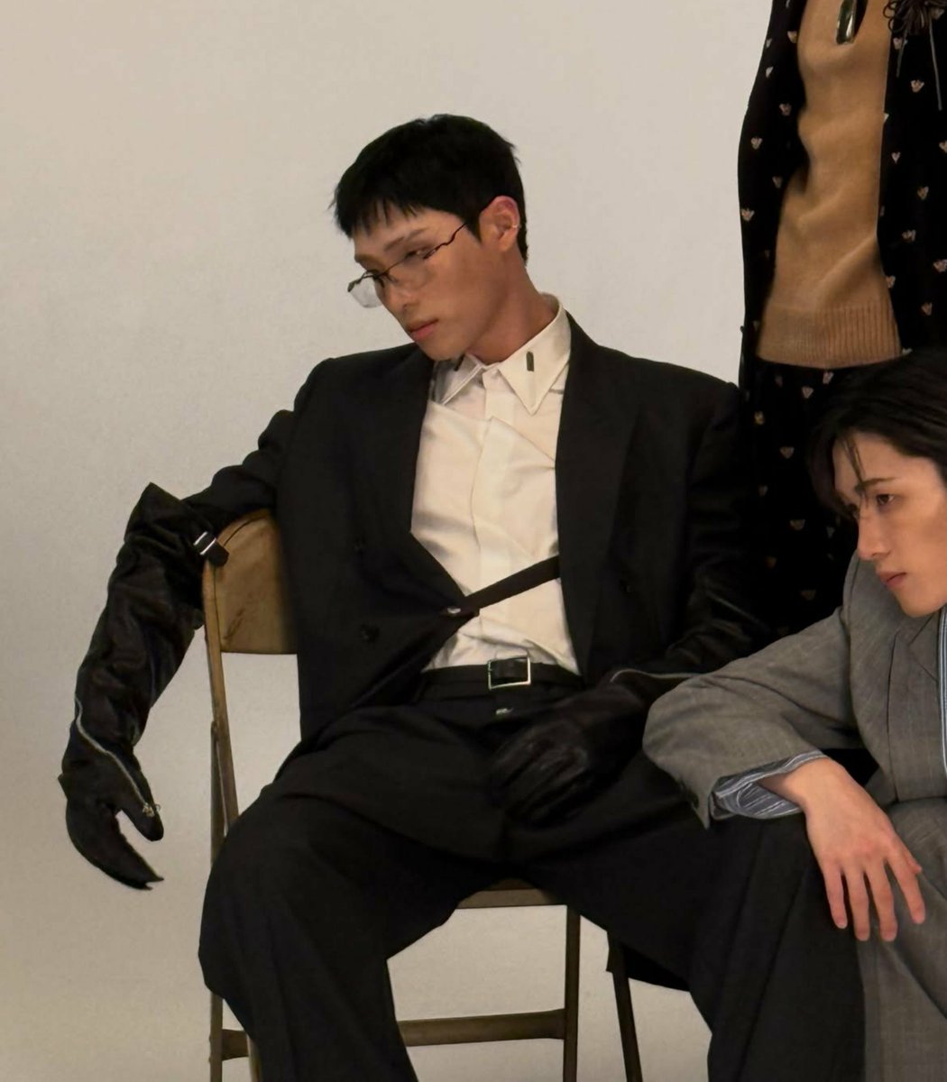 villageyoon's tweet photo. close all ikeas we found THE chair https://t.co/w7i7Slq9Uc