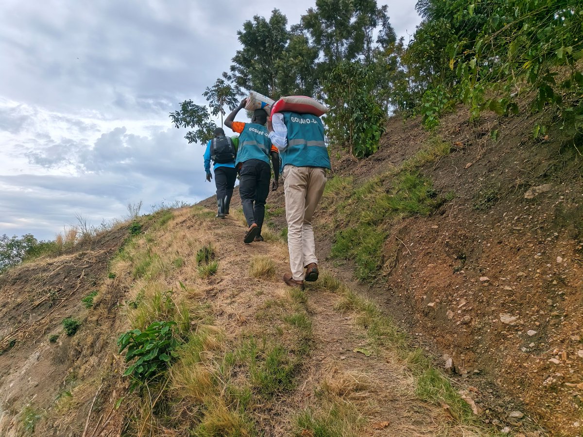 Gosafo_ug's tweet photo. Climbing steep hills to deliver food to vulnerable households.
#gosafoug #emergencyfoodrelief #Uganda #servingtheforgotten #hopeinaction #CommunityDevelopment #hopeinaction https://t.co/rky8krhS3S
